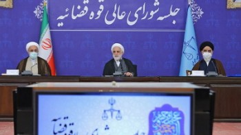 هرگونه تعرض به پلیس غیر قانونی است