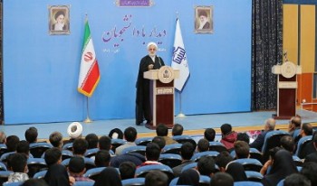 به قطار در حال حرکت ایران سنگ پرتاب می‌ کنند
