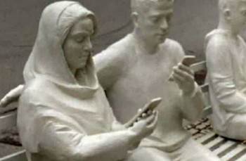 مجسمه بدحجاب "تنها با هم" جمع آوری شد
