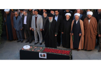 اقامه نماز رهبر انقلاب بر پیکر آیت‌الله امامی کاشانی