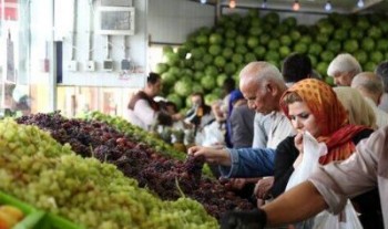 خیلی از مردم ایران توان خرید میوه را ندارند