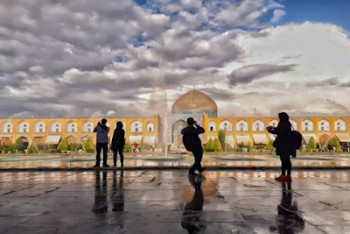 میدان نقش جهان دچار فرونشست و ترک خوردگی عجیب شده است