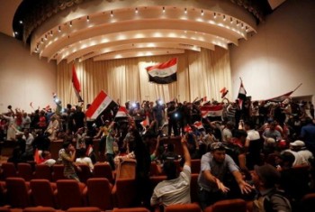 معترضان پارلمان عراق را اشغال کردند