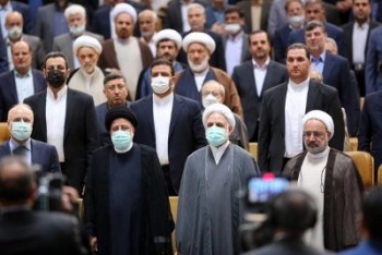 جریان انقلاب آگاه باشد؛ در هر فتنه‌ای جای پای نفاق دیده می‌شود