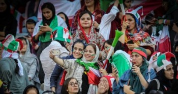 انتقاد جامعه مدرسین حوزه از حضور زنان در ورزشگاه های ایران