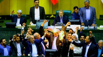 پرچم آمریکا در مجلس شورای اسلامی به آتش کشیده شد