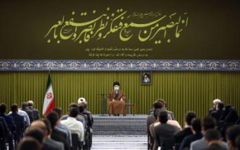 باید در قبال هویت‌زدایی و آرمان‌زدایی هوشیار بود