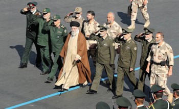 پیشانی جوانان فلسطینی را می‌بوسیم