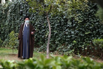 مسئولان باید مشکل معیشتی و گرانی را حل کنند