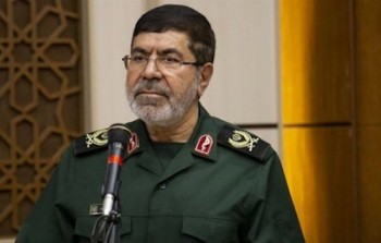 تلاش می کنند انقلاب را در آستانه فروپاشی نشان دهند