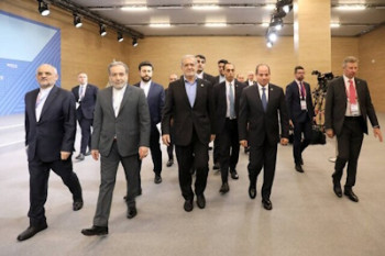 خورشید در حال طلوع از شرق است خورشید در حال طلوع از شرق است
