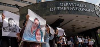 جمعی از خبرنگاران ایران در مقابل سازمان محیط زیست تجمع کردند