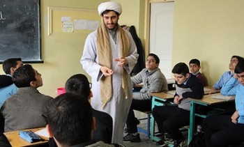 معلمان باید به اقامه نماز مقید باشند