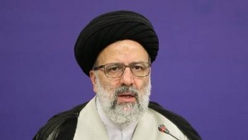 کسی که جامعه را به سوی غرب سوق دهد روشنفکر نیست