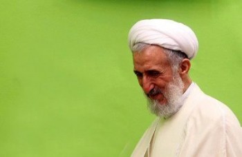چشمان مصباح یزدی در هنگام غسل باز شده است