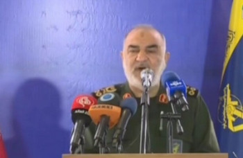 راه را بر دشمنان در دریا، زمین و هوا خواهیم بست