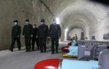 ایران از یک پایگاه موشکی در ساحل خلیج فارس رونمایی کرد