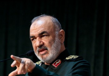 فرمانده سپاه می گوید همه چیز را باید تقسیم کنیم 