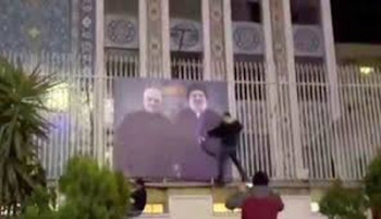 شبه نظامیان با زور به سفارت ایران در سوریه حمله کردند 