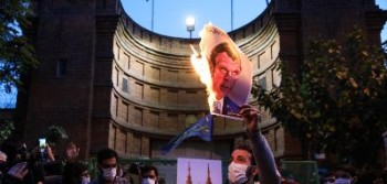 تعدادی از دانشجویان مقابل سفارت فرانسه در تهران تجمع کردند