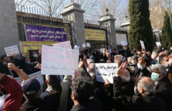 بازنشستگان در استان های مختلف ایران تجمع اعتراضی برگزار کردند