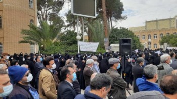 فرهنگیان شاغل و بازنشسته ایران تجمع کردند