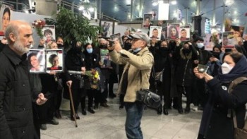 خانواده‌های قربانیان هواپیمای اوکراینی تجمع کردند