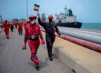 ایران و ونزوئلا قرارداد سواپ نفت سنگین امضا کرده اند