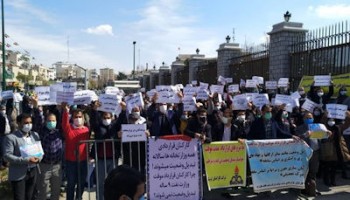 نیروهای قراردادی وزارت نفت ایران تجمع کردند