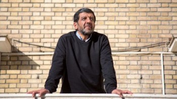 کسانی که نمی‌توانند با زبان روز صحبت کنند مترجم بگیرند