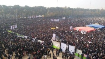 مردم اصفهان در بستر خشک زاینده رود تجمع کردند