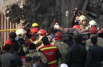 پیکر آخرین و پانزدهمین شهید آتش‌نشان از پلاسکو خارج شد