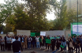 تجمع اعتراضی دانشجویان دانشگاه تهران همزمان با حضور حسن روحانی 