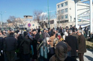 تجمع جمعی از بازنشستگان فرهنگی و کشوری در مقابل مجلس 