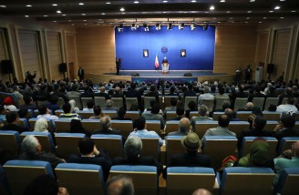 حسن روحانی: آیا دولت به تنهایی می‌توانند همه مشکلات را حل کند؟
