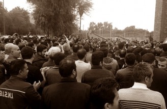 پیاده روی معترضانه کارگران گروه ملی صنعتی فولاد ایران در اهواز