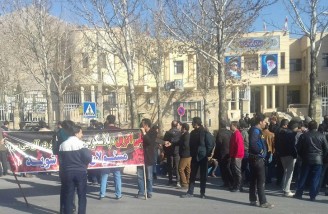 تجمع چندباره کارگران پلی اکریل مقابل فرمانداری مبارکه 