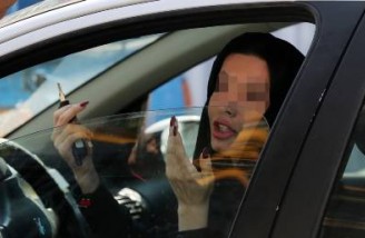 پلیس با افرادی که در خودرو کشف حجاب می‌کنند برخورد می کند