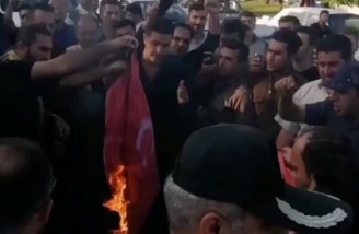 پرچم ترکیه در چند شهر کُرد نشین ایران به آتش کشیده شد