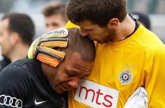 یک فوتبالیست به دلیل شعارهای نژادپرستانه مجبور به ترک زمین شد