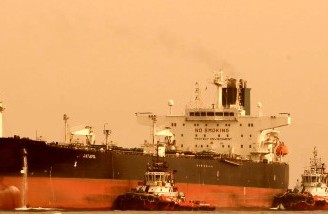 یک نفتکش خارجی به آب های ایران منتقل شده است