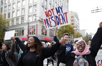 زنان و اقیلت های ضد ترامپ در کف ِخیابان ها