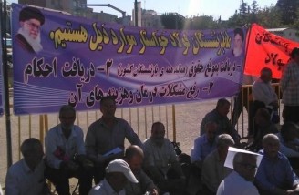 کارگران بازنشسته فولاد دوباره مقابل مجلس تجمع کردند