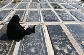 عکس بدون حجاب زنان برروی سنگ قبر روح متوفی را آزار می دهد