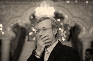 لاریجانی: تن دادن به شروط آمریکا شرفی برای ایران باقی نمی گذارد