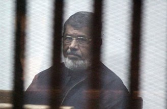 محمد مرسی در هنگام محاکمه درگذشت