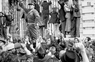 تجمع هواداران شاه و مخالفان مصدق در مقابل مجلس شورای ملی|اسفند 1331
