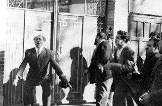 اوباش تهران به سرکردگی شعبان جعفری در مقابل خانه دکتر مصدق| 28 مرداد 1332