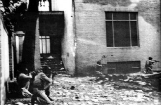 عکسی که گفته می شود از لحظه ورود نیروهای مسلح ارتش به خانه دکتر مصدق گرفته شده است| 28 مرداد 1332