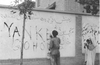 پاک کردن دیوارها از شعارهای ضد شاه و امریکا به دستور زاهدی؛ در این عکس مرد شعار "یانکی به خانه برگرد" را پاک می کند| 1 شهریور 1332